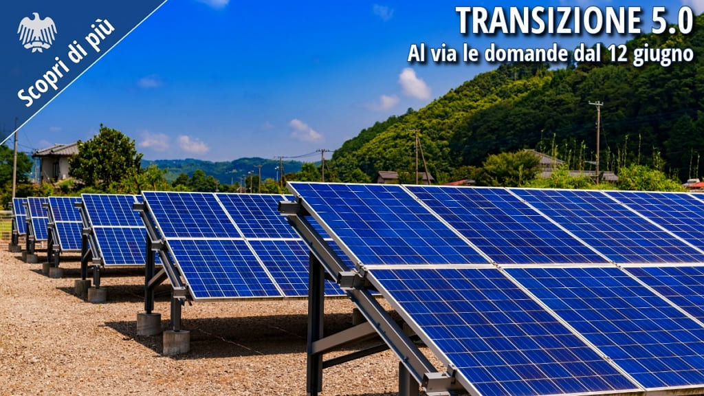 Pannelli fotovoltaici installati in un'area industriale, che rimandano al Piano Transizione 5.0.