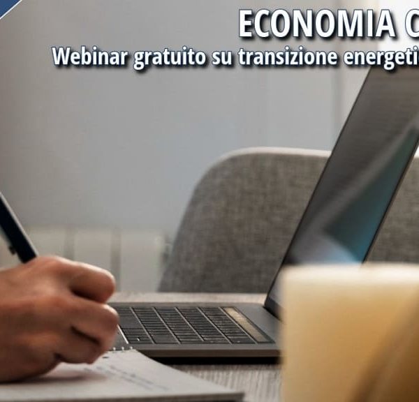 Webinar gratuito sull’economia circolare e la transizione energetica e sostenibile, con immagine di una persona al lavoro davanti a un computer portatile.