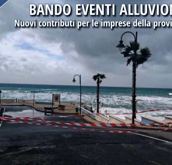 Lungomare della provincia di Cosenza colpito dal maltempo e dagli eventi alluvionali del 2026, con strada transennata e mare in forte agitazione.
