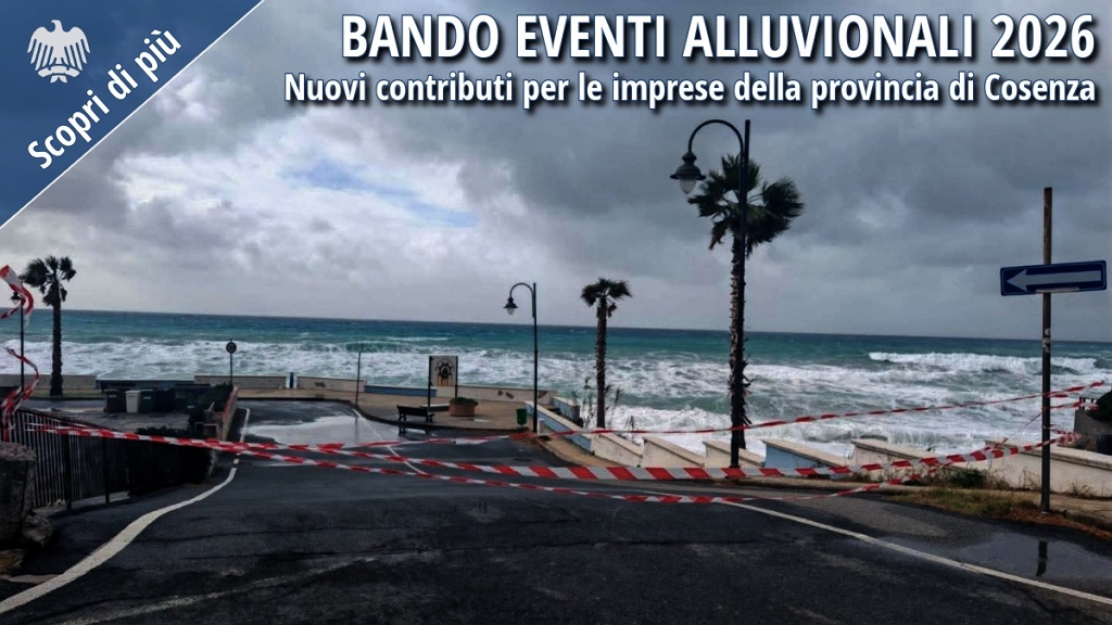 Lungomare della provincia di Cosenza colpito dal maltempo e dagli eventi alluvionali del 2026, con strada transennata e mare in forte agitazione.