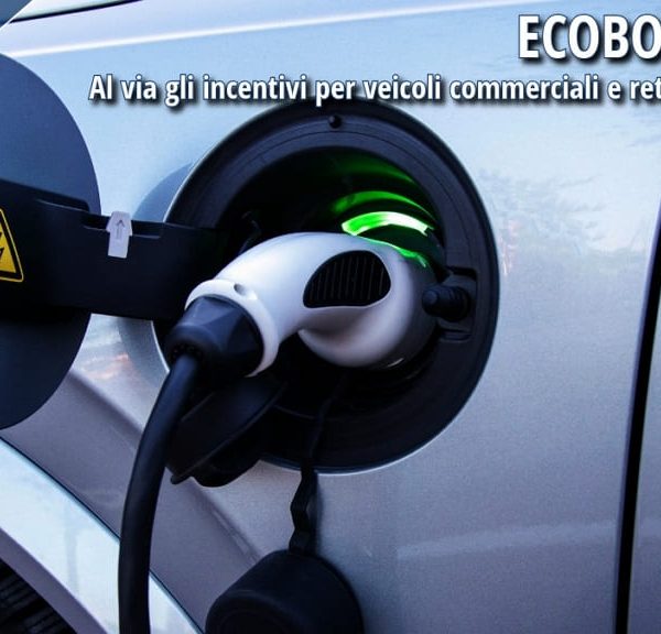 Presa di ricarica di un veicolo elettrico collegata al connettore della colonnina durante la ricarica, simbolo della mobilità sostenibile e degli incentivi Ecobonus 2026.