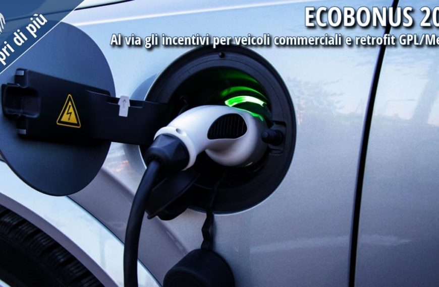 Presa di ricarica di un veicolo elettrico collegata al connettore della colonnina durante la ricarica, simbolo della mobilità sostenibile e degli incentivi Ecobonus 2026.