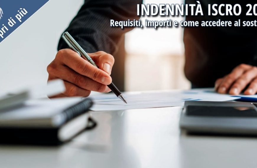 Operatore firma un documento su una scrivania, immagine illustrativa dell'indennità ISCRO 2026 per i lavoratori autonomi iscritti alla Gestione Separata INPS.