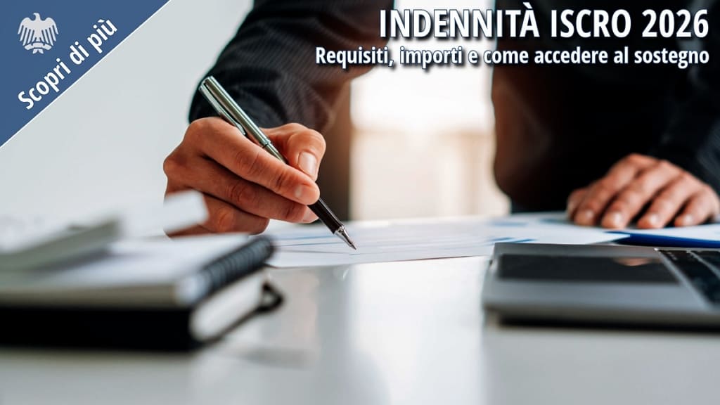 Operatore firma un documento su una scrivania, immagine illustrativa dell'indennità ISCRO 2026 per i lavoratori autonomi iscritti alla Gestione Separata INPS.