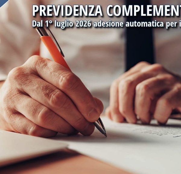 Lavoratore firma un documento relativo alla previdenza complementare e alla destinazione del TFR, in riferimento alle nuove regole sull'adesione automatica dal 1° luglio 2026.