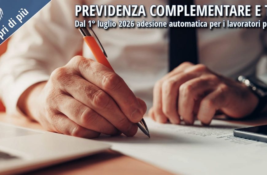 Lavoratore firma un documento relativo alla previdenza complementare e alla destinazione del TFR, in riferimento alle nuove regole sull'adesione automatica dal 1° luglio 2026.