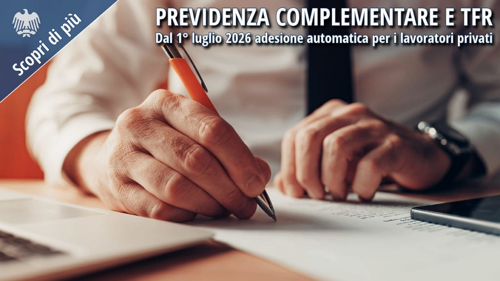 Lavoratore firma un documento relativo alla previdenza complementare e alla destinazione del TFR, in riferimento alle nuove regole sull'adesione automatica dal 1° luglio 2026.