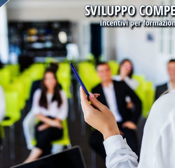 Docente durante una sessione di formazione aziendale rivolta ai dipendenti per lo sviluppo delle competenze professionali e digitali.