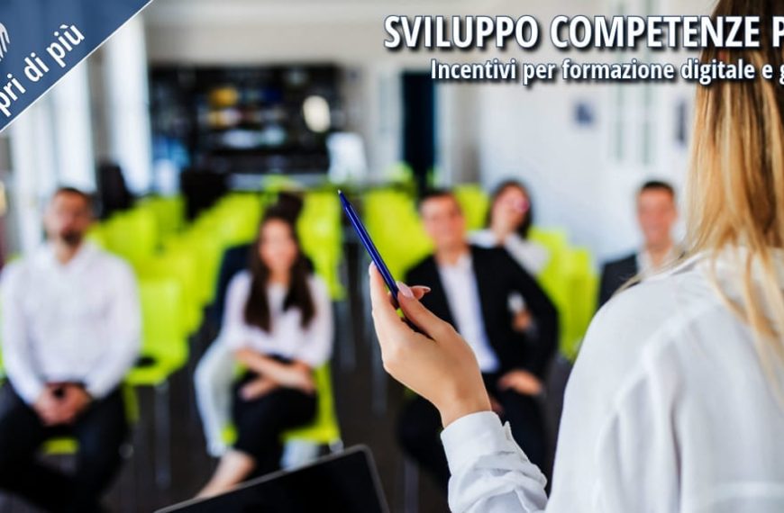 Docente durante una sessione di formazione aziendale rivolta ai dipendenti per lo sviluppo delle competenze professionali e digitali.