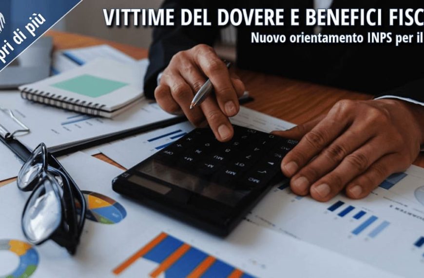Operatore utilizza una calcolatrice per il calcolo delle imposte. L'immagine richiama il nuovo orientamento INPS sui benefici fiscali e sull'esenzione IRPEF per le vittime del dovere.
