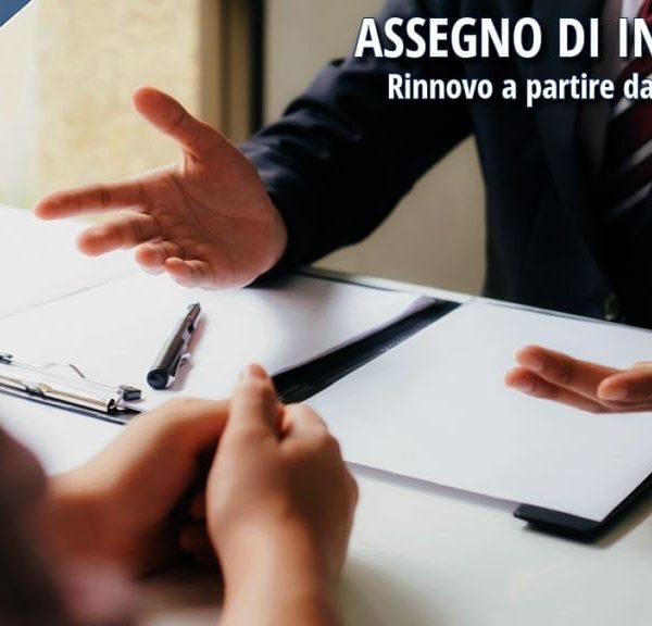 Due persone durante una consulenza sui requisiti e sulle modalità di rinnovo dell’Assegno di Inclusione.