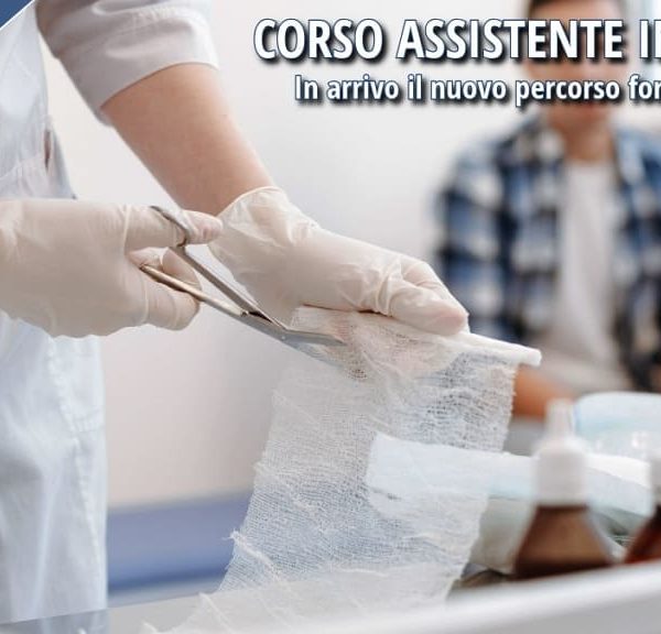Operatore sanitario con guanti prepara una medicazione in ambiente assistenziale.