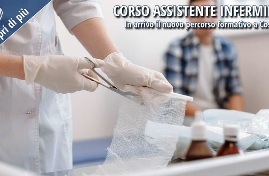 Operatore sanitario con guanti prepara una medicazione in ambiente assistenziale.