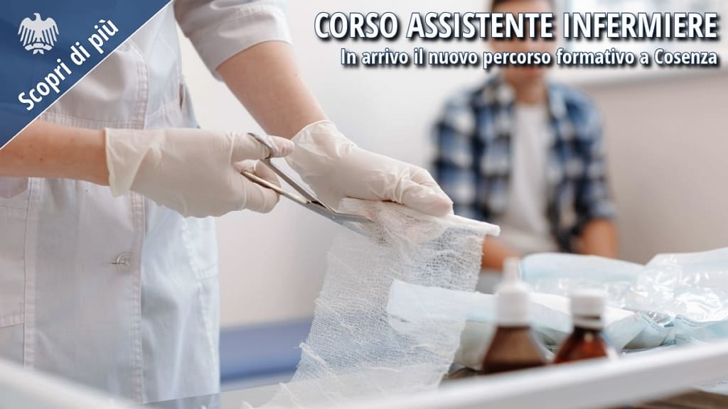 Operatore sanitario con guanti prepara una medicazione in ambiente assistenziale.