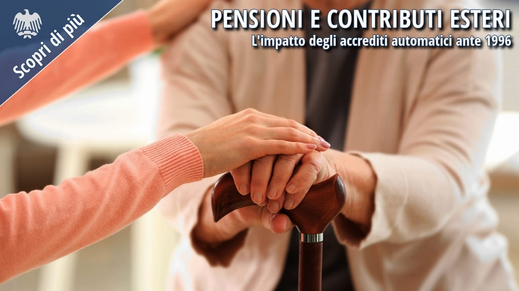 Persona anziana assistita da una donna con bastone, tema pensioni e contributi esteri ante 1996.