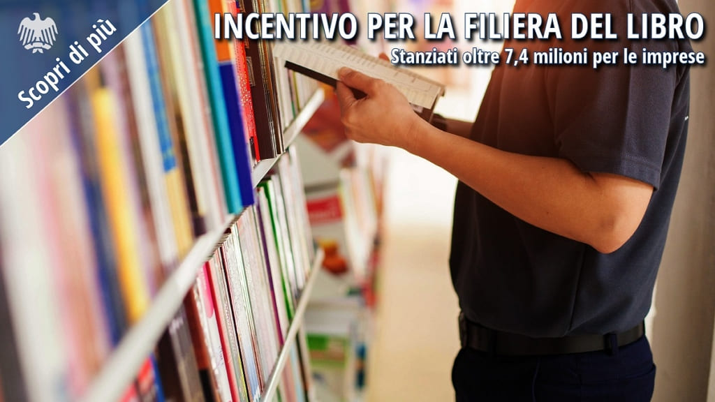 Incentivo per la filiera del libro: libri esposti sugli scaffali di una libreria e operatore impegnato nella consultazione di un volume.
