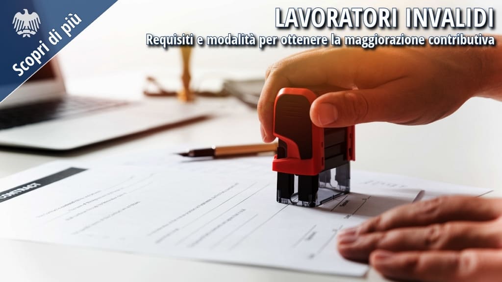 Mano che appone un timbro su un documento relativo alle pratiche previdenziali.