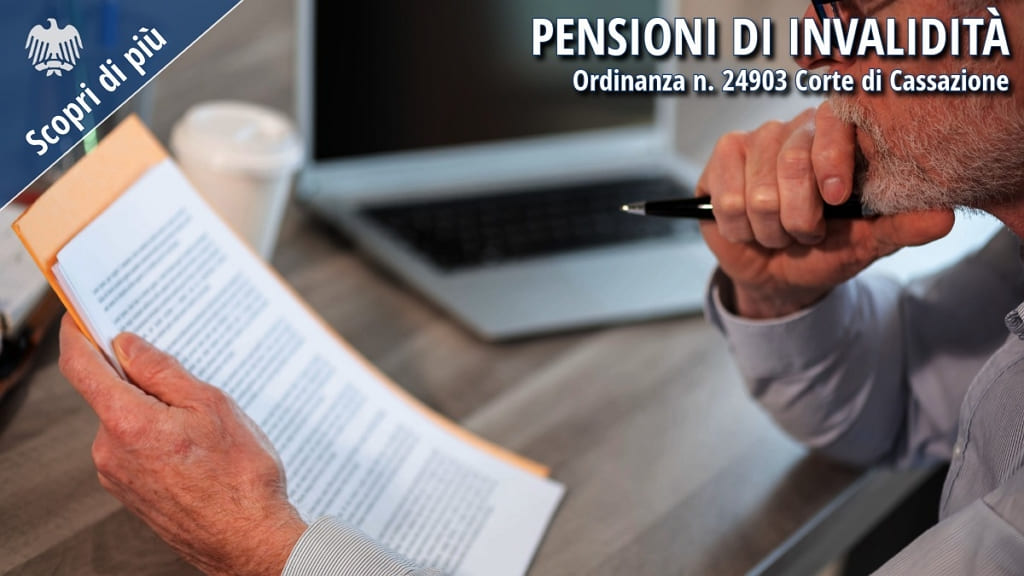 Persona in età pensionabile consulta documenti con una penna davanti a un computer. Approfondimento sulle pensioni di invalidità e sull’ordinanza n. 24903 della Corte di Cassazione.
