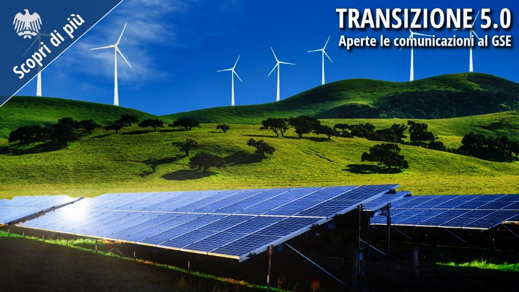 Pannelli solari e pale eoliche in un'area verde per la produzione di energia da fonti rinnovabili.